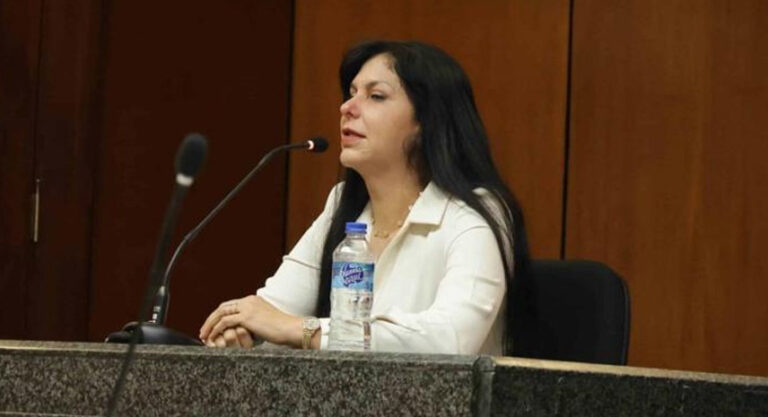 A la diputada Rosa Pilarte