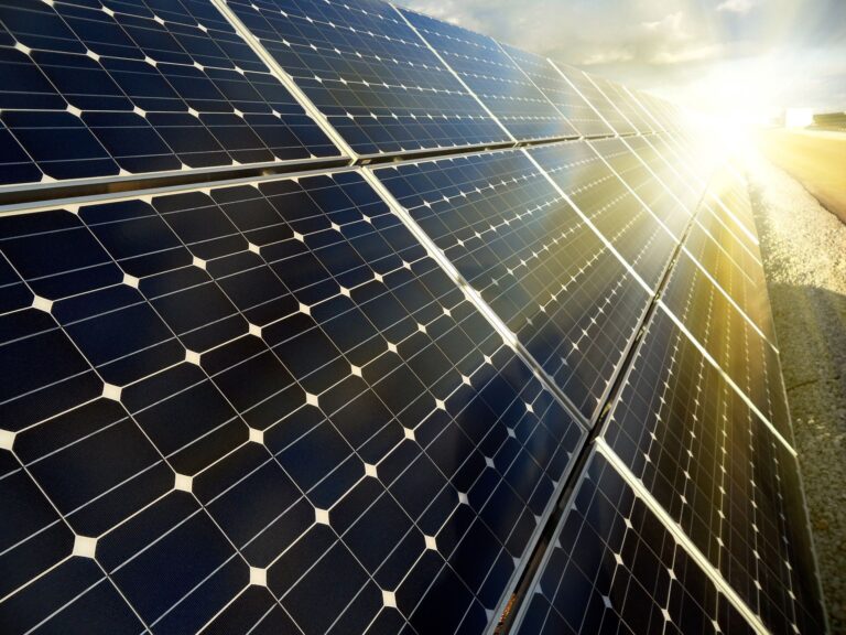 El sol es el rey de las energías renovables, supera a las hidroeléctricas