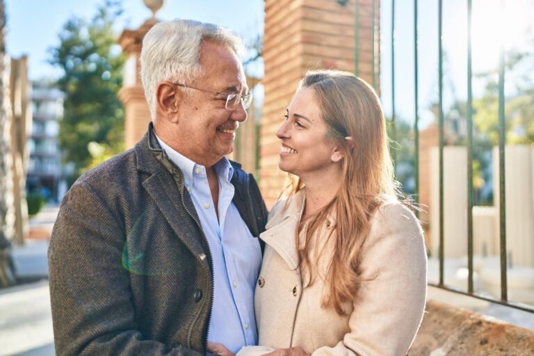 Salir con un hombre mayor sí te roba años y felicidad(la ciencia lo confirma)