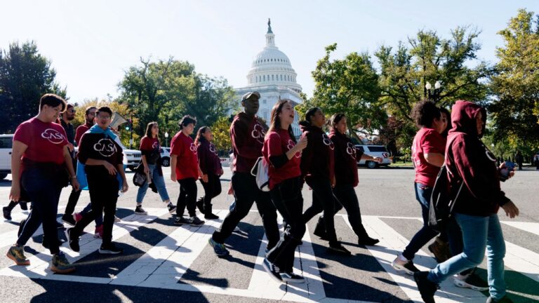 Biden ultima norma que abre Obamacare a beneficiarios DACA