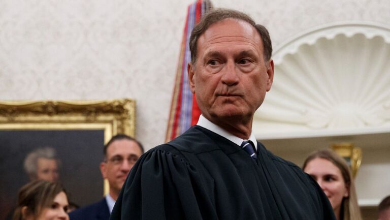 Juez Alito rechaza apartarse de casos que involucran a Trump