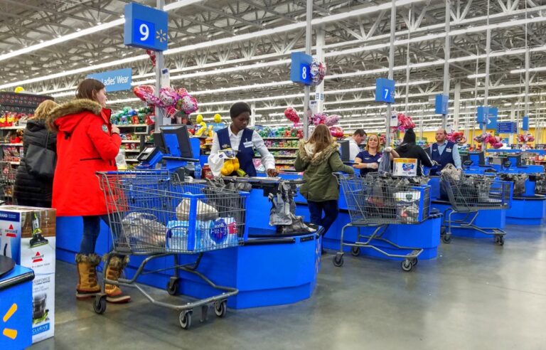 Walmart despidió a 2,000 empleados de 5 tiendas