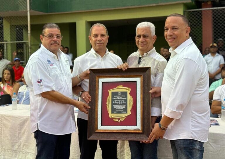 Asociación de Softball de Sánchez Ramírez reconoce a Ricardo de los Santos #FVDigital