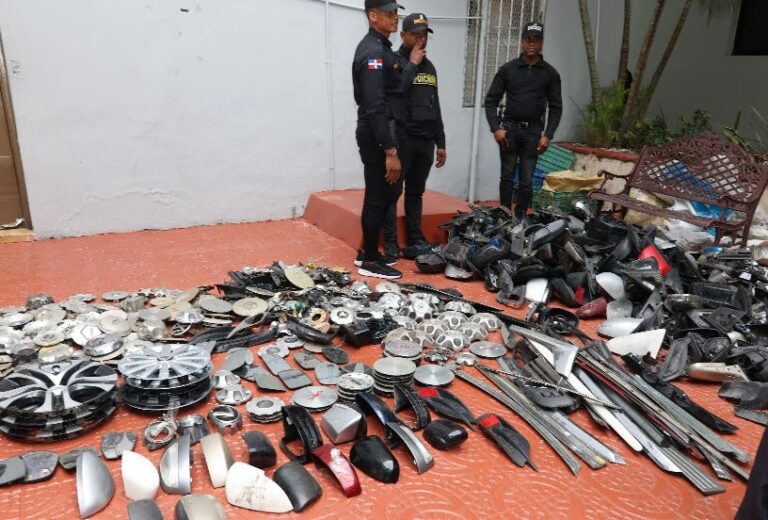 Policía apresa a cinco por robo piezas vehículos