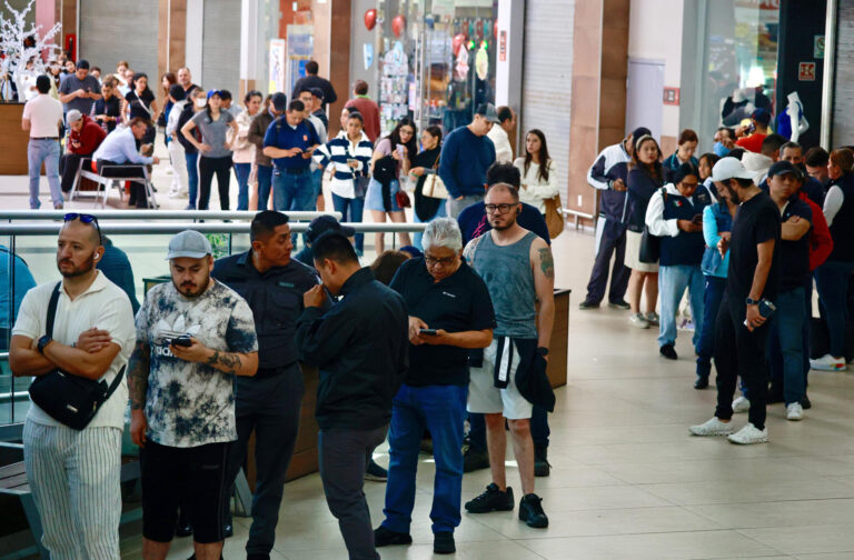 Más del 12 % de los centros electorales de México aún no abrieron