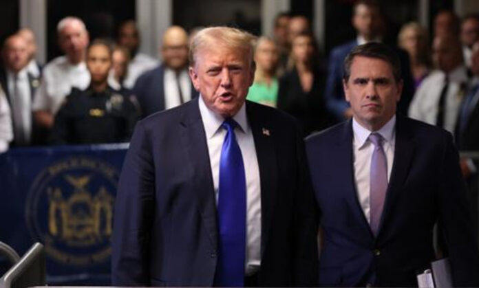 Foto de archivo del expresidente de Estados Unidos Donald Trump cuando terminó el juicio en su contra. EFE/Michael M. Santiago