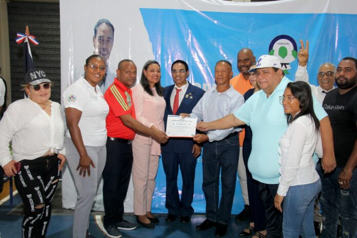 El señor Ramón Santana Méndez recibe la placa de manos de la gobernadora Josefa Navarro; el alcalde Rafael Hidalgo Fernández; Gilberto García, presidente Fedojudo, y Mindry Marte, titular de la asociación, entre otros.