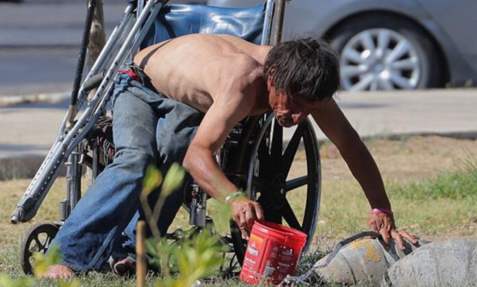 Una persona llena un bote con agua este jueves, debido a las altas temperaturas registradas en la ciudad de Hermosillo, en el estado de Sonora (México). EFE/Daniel Sánchez