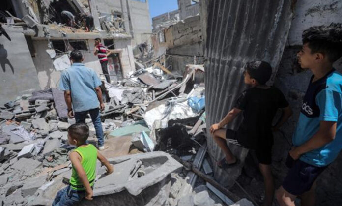 Palestinos buscan a desaparecidos bajo los escombros de una casa destruida tras un ataque aéreo israelí, en el campo de refugiados de Nuseirat, en el centro de Gaza, el 18 de junio de 2024. EFE/EPA/MOHAMMED SABER