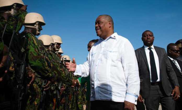 El primer ministro de Haití, Garry Conille (c), saluda a policías de Kenia durante una visita a la base de la Misión Multinacional este miércoles, en Puerto Príncipe (Haití). L. EFE/ Johnson Sabin