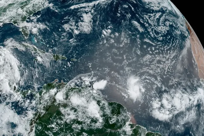 Fotografía satelital cedida por La Oficina Nacional de Administración Oceánica y Atmosférica (NOAA) a través del Centro Nacional de Huracanes (NHC) estadounidense donde se muestra la localización de la tormenta tropical Beryl en la cuenca atlántica. EFE/NOAA-NHC