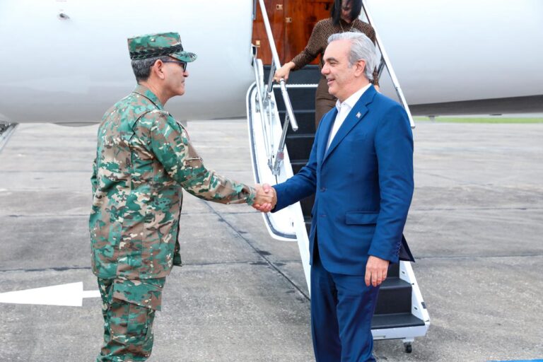 Abinader regresa de su viaje a Europa