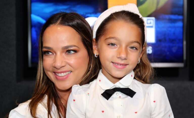 Alaïa, hija de Adamari López, le regala su enorme casa de muñecas a hija de Chiquibaby #FVDigital