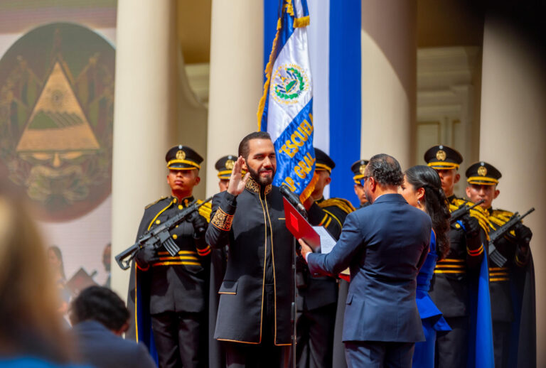 Arropado por la popularidad, Bukele asume un polémico segundo mandato