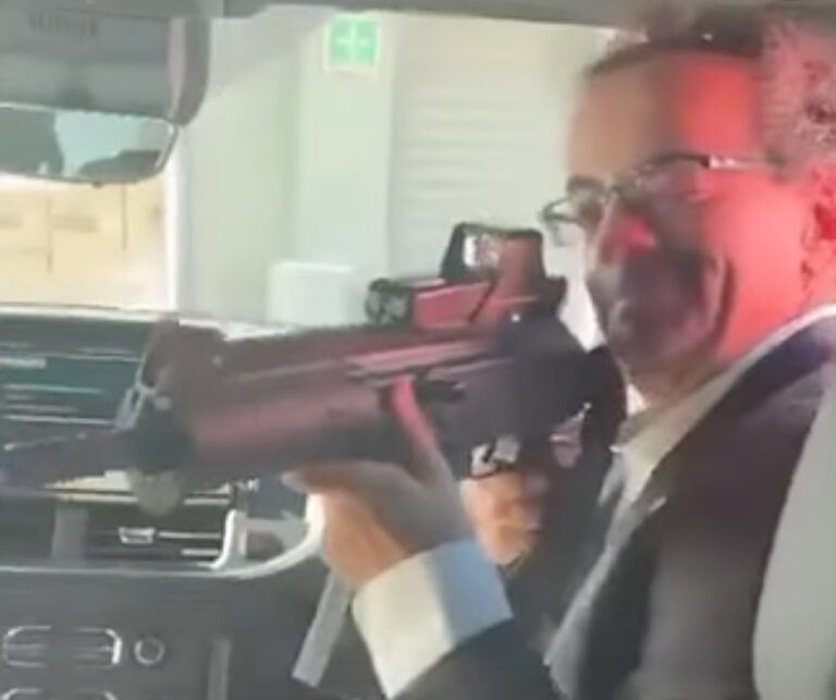 Botan a embajador por apuntar con rifle a empleado   #FVDigital