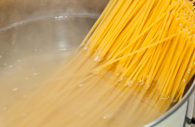 ¿Cuándo poner sal en el agua de la pasta: antes o después de que hierva?