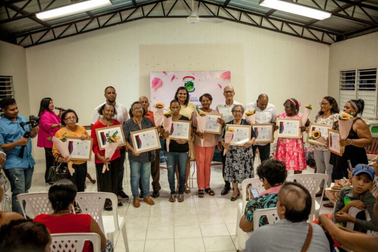 Vicealcaldía de Villa González reconoce labor de madres ejemplares