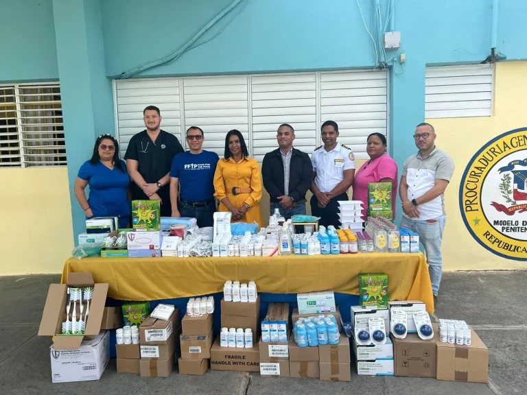 Cruz Jiminián suple equipos y medicamentos a cárcel La Victoria