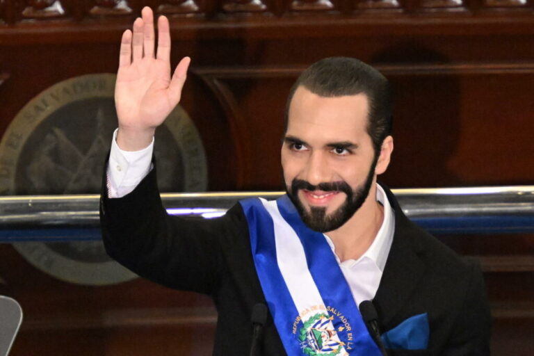 Bukele comienza segundo mandato con poder total