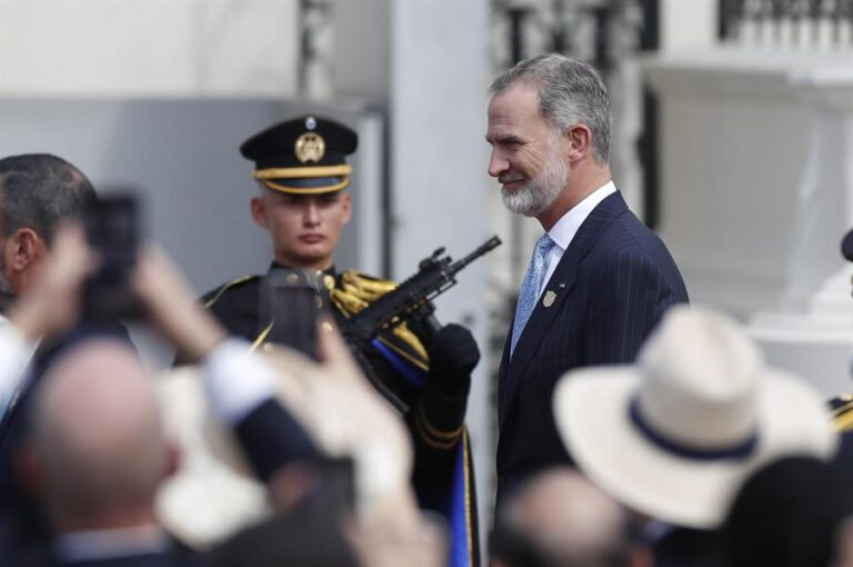 Rey de España y Javier Milei se tratan con cordialidad en posesión de Bukele