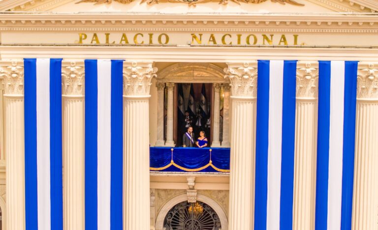 Posesión de Bukele al estilo de la realeza