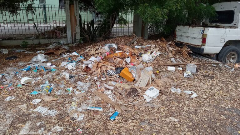 Claman por limpieza del patio de edificio gubernamental en Azua