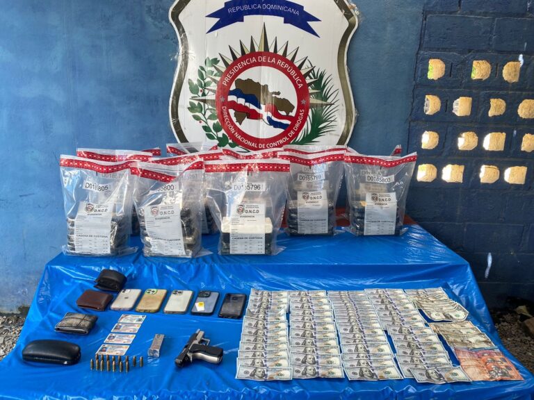 Interceptan vehículo, arrestan tres y les ocupan 64 paquetes de presunta cocaína