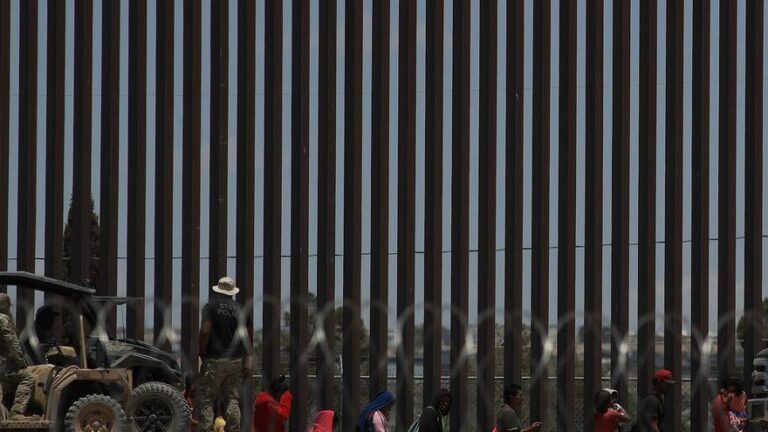 Guardia Nacional de Texas busca disuadir con altavoces a migrantes que están en México