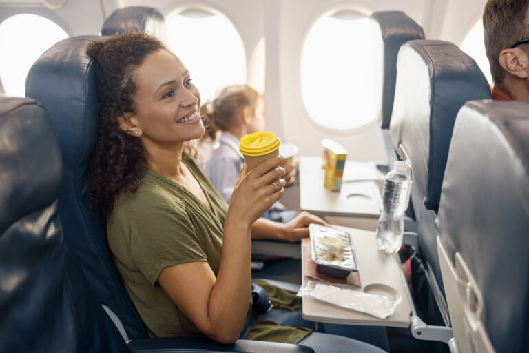 El increíble motivo por el que nunca deberías beber café en un avión