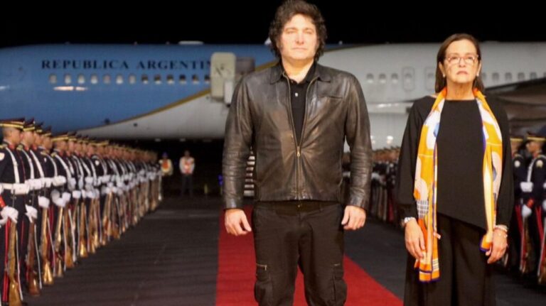 Milei asiste a la posesión de Bukele en primer viaje oficial #FVDigital