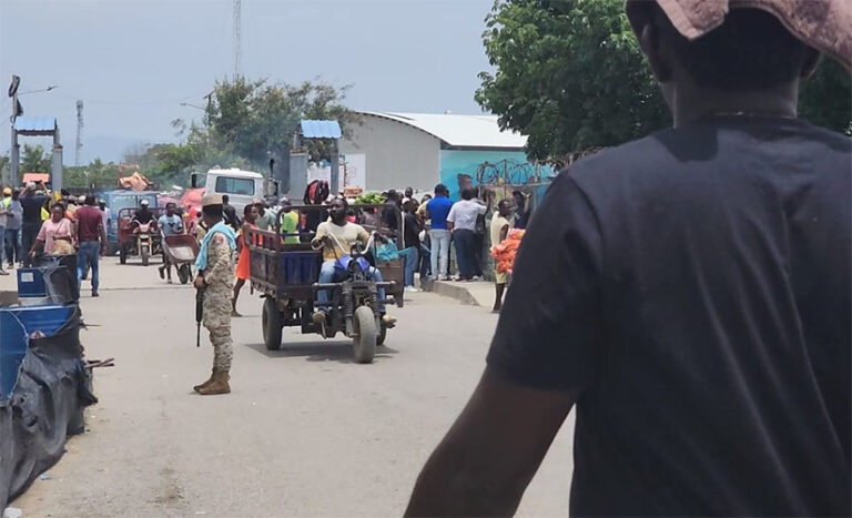 Camioneros haitianos desbloquean puente – LosMocanos