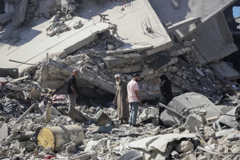 Familiares de rehenes piden alto del fuego de Biden e Israel dice que deben darse las condiciones