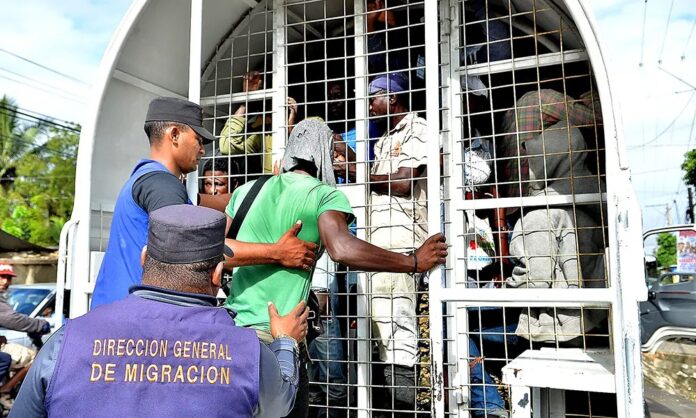 Miembros de la Dirección General de Migración deteniendo a ciudadanos haitianos ilegales en República Dominicana. (Foto tomada de archivo)