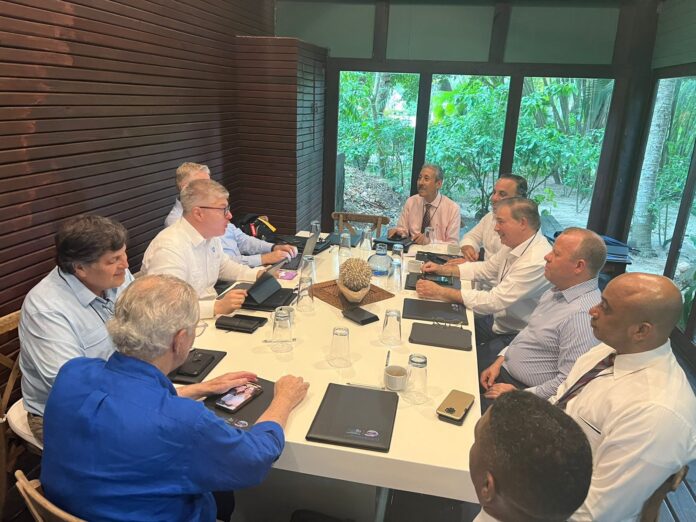 El director general del IDAC, Héctor Porcella junto a directivos de la OACI y delegados dominicanos en la reunión celebrada en Belice