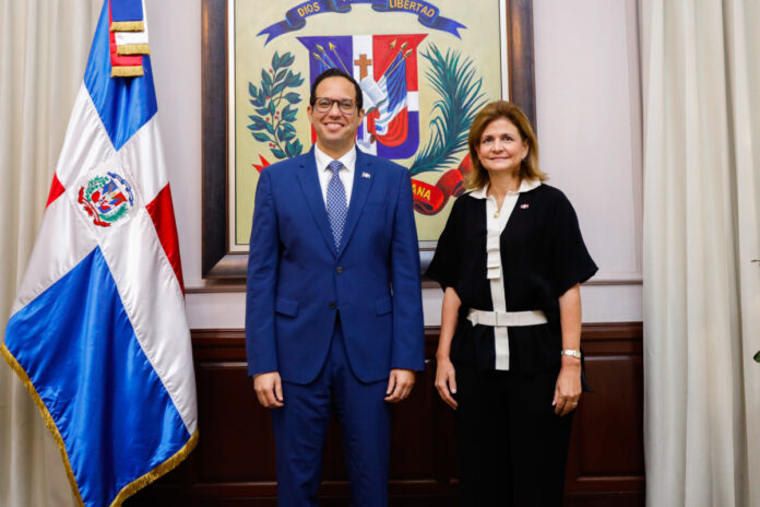 Sigmund Freund Mena, nuevo ministro de Administración Pública, junto a la vice presidenta, Paquel Peña