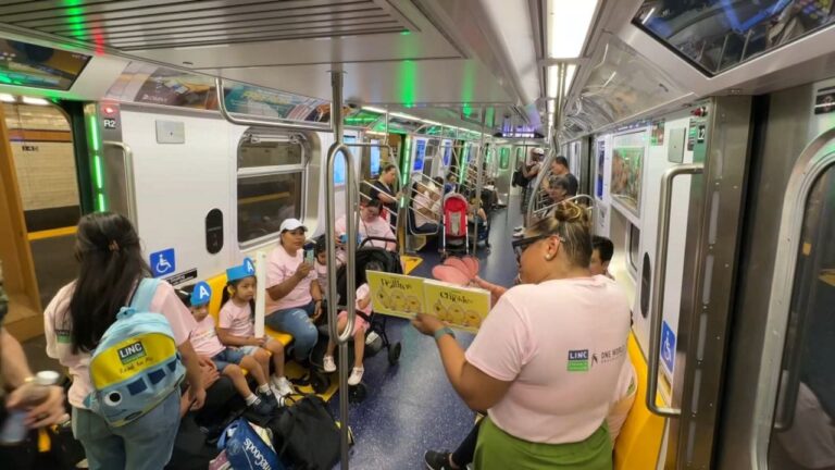 padres y sus hijos lectura en metro