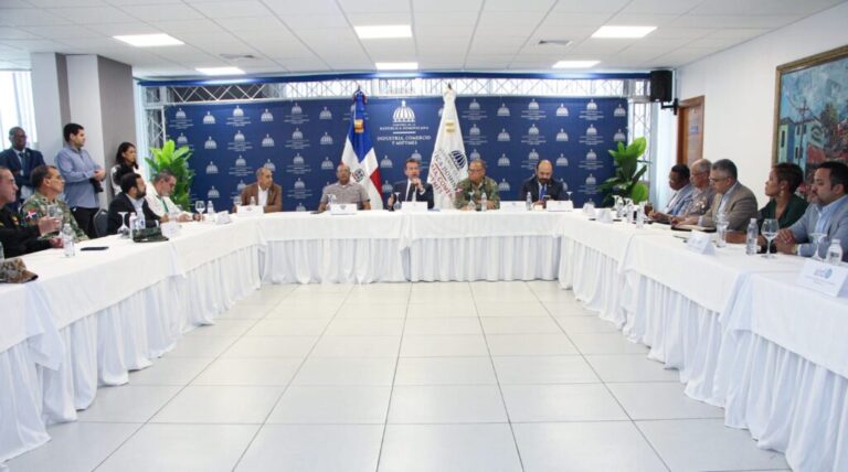 Policiales: Policía Nacional y Ministerio de Industria y Comercio abordan estrategias clave para reforzar lucha contra el comercio ilícito. – Policía Nacional Dominicana