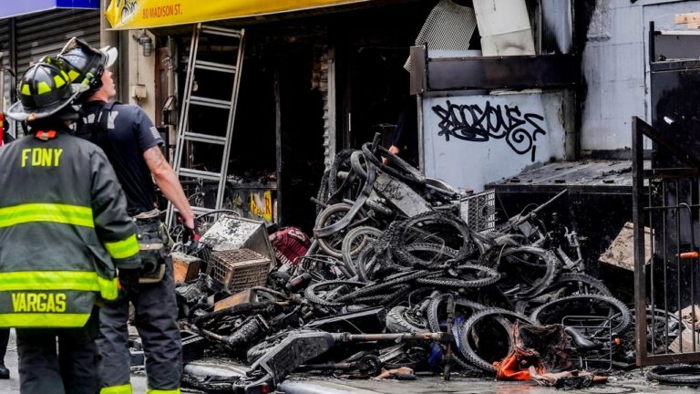 Bomberos se reúnen sobre cómo evitar incendios e-baterías