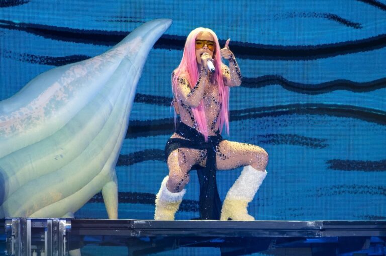 Aleks Syntek revela que perdió contratos de shows por “tirar” al inodoro un disco de Karol G