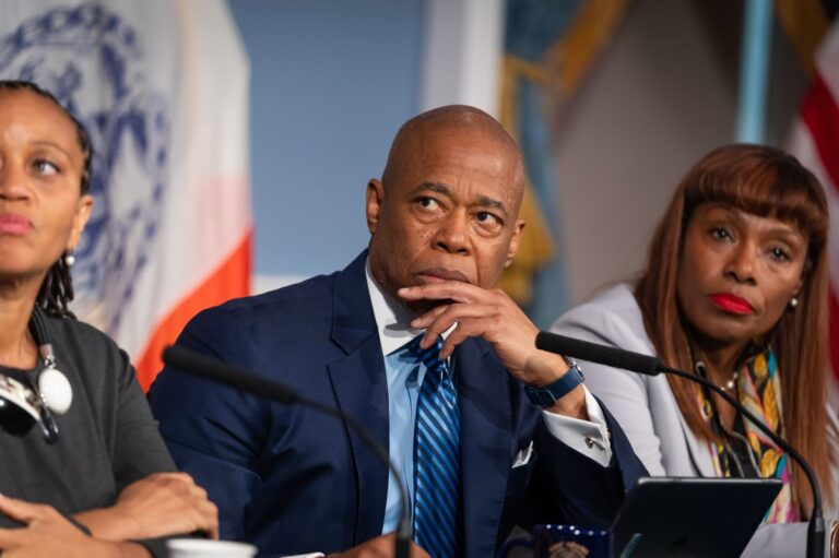 Soborno, fraude electrónico y recibir dinero extranjero: 5 cargos federales contra alcalde Adams de Nueva York