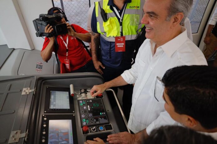 El Presidente Luis Abinader conduce el Monorriel de Santiago en primera prueba con pasajeros