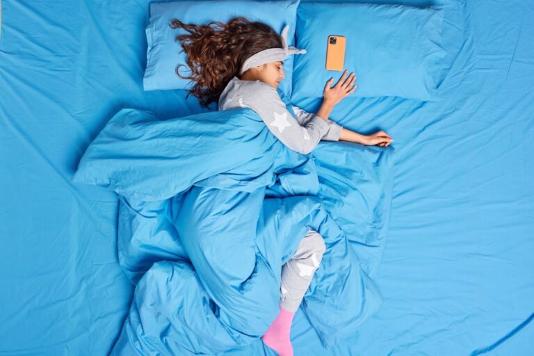 #Salud: Estos son los peligros que corres al dormir con el celular bajo la almohada
