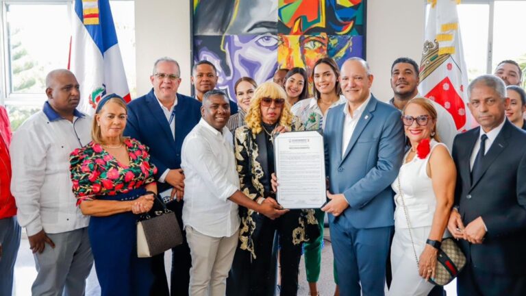 Alcaldía de Santiago honra a Fefita la Grande como «Embajadora Cultural» – #FVDigital