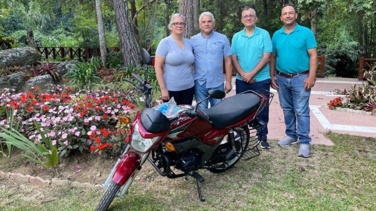 Grupo Telemicro dona moto a Junta Distrital de Manabao – #FVDigital