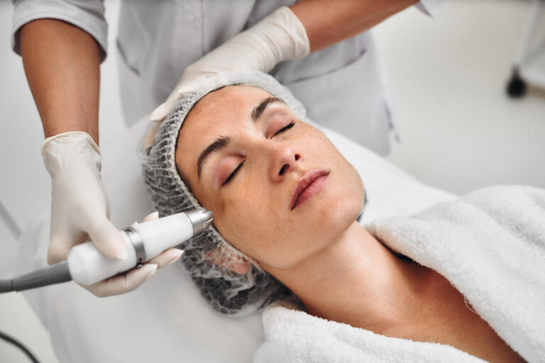 Los 3 procedimientos cosméticos no quirúrgicos más populares entre las estrellas