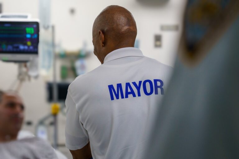 Huracán político en la Gran Manzana ante acusación criminal contra alcalde Adams y presiones para que renuncie: ¿Qué viene?