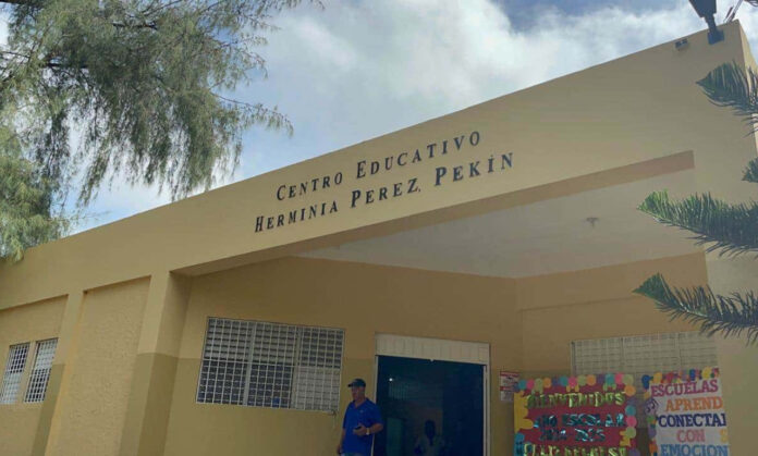 Fachada de la Escuela Primaria Herminia Pérez Pekín