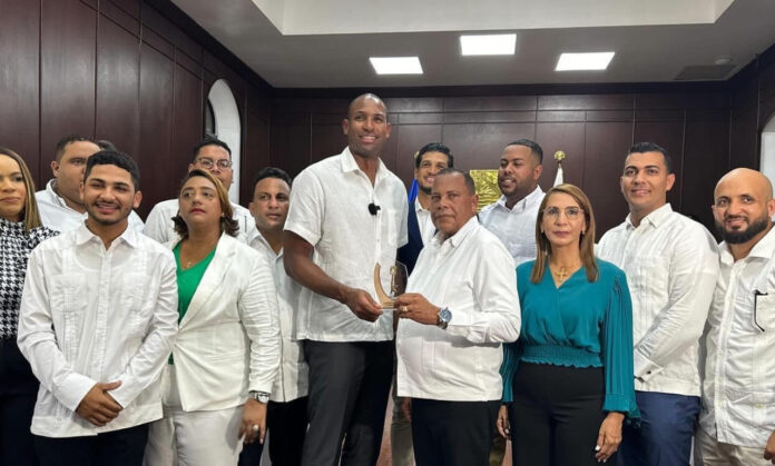 Momento en que el alcalde de Puerto Plata, Diomedes Roque García (Roquelito), entrega la llave de la ciudad al jugador dominicano de la NBA, Al Horford, este viernes 13 de septiembre 2024. (Foto: fuente externa)