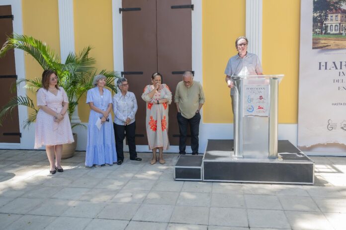 Representantes de la exposición Hartmann, Imágenes del Siglo XIX en el Caribe durante el acto de apertura. FUENTE EXTERNA