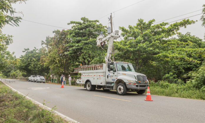 Unidad de Edesur Dominicana reparando circuito salió de servicio en Haina, San Cristóbal.